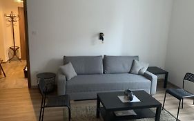 Fehérvári. Budai lakás, kiváló közlekedés, ingyenes parkolás!